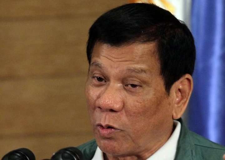 トランプ大統領、他国首相「押しのけ」非難殺到　ハリポタ作者「小さい男」