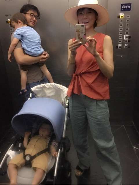 hitomi、孤独だった幼少期を告白 夫と2ショット公開で