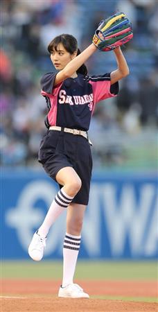 いろんなプロ野球の始球式が見たいです。
