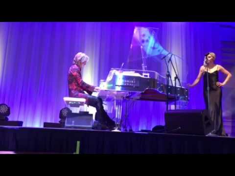 YOSHIKIディナーショー2016 大阪  ハローキティのテーマソングでYOSHIKIMONOショー - YouTube