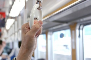 電車で驚いた・許せないと思った出来事は？ 「腕毛を剃る女子中学生」「車内で小型犬を放し飼い」