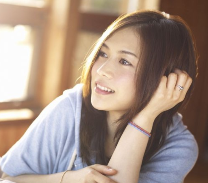 白石麻衣、超絶美脚披露で「猫になりたい！」とファン興奮　殺人スケジュールには心配の声