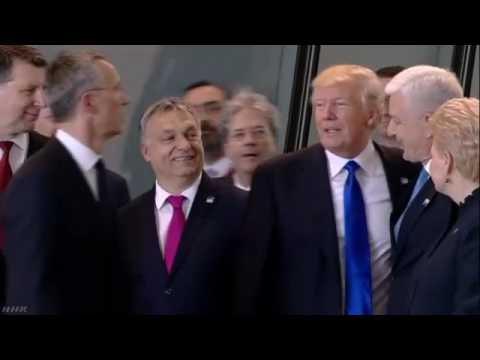 トランプ大統領 モンテネグロ首相押しのけ写真撮影の最前列に NHKニュース - YouTube
