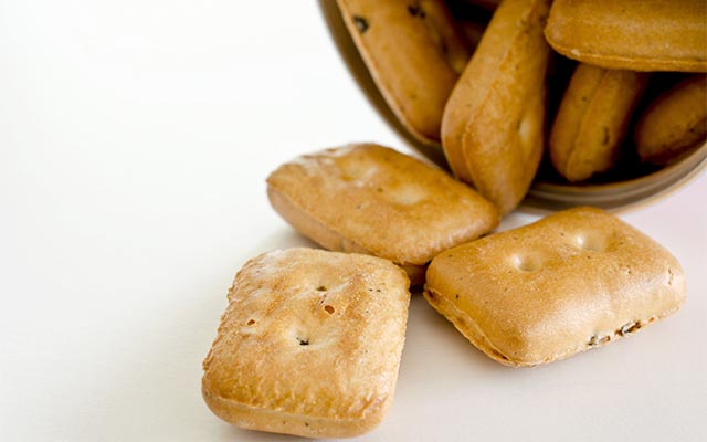 警視庁が太鼓判？　『乾パン』の再利用法に賛否両論  –  grape [グレイプ]