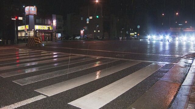 横断中の親子3人はねられ 母親と乳児が重体 7歳もけが