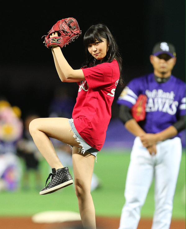 いろんなプロ野球の始球式が見たいです。