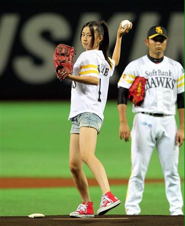 いろんなプロ野球の始球式が見たいです。