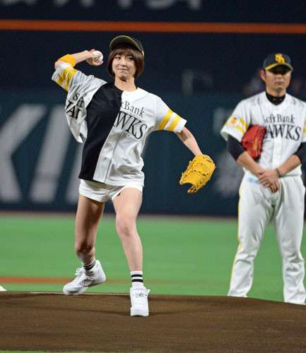 いろんなプロ野球の始球式が見たいです。