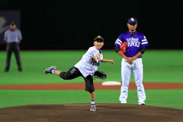 いろんなプロ野球の始球式が見たいです。