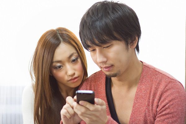 旦那や彼氏のSNS気になりますか?