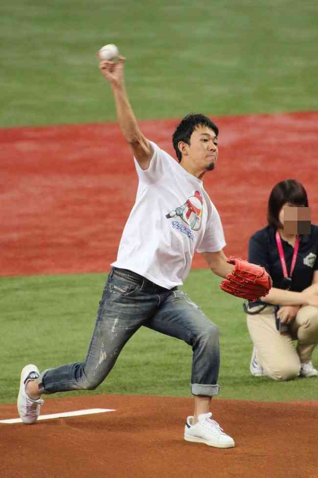 いろんなプロ野球の始球式が見たいです。