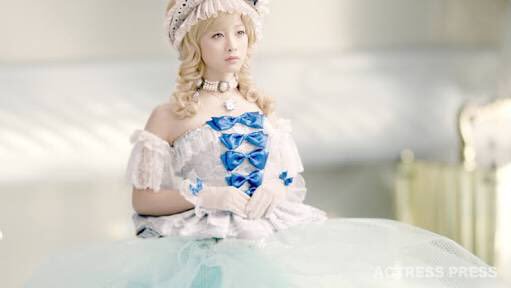 肩幅広いはずなのに着るものでそれほど広く見えない芸能人の写真