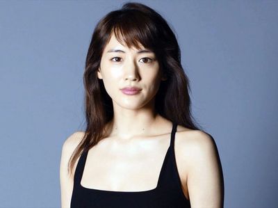 肩幅広いはずなのに着るものでそれほど広く見えない芸能人の写真