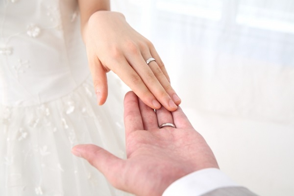 結婚披露宴で夫が義母に「自作の歌」を贈ると言い出した！「なんとか食い止めたい」と困惑する女性に意見分かれる