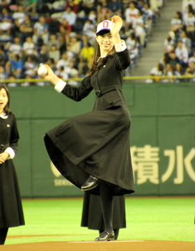 いろんなプロ野球の始球式が見たいです。