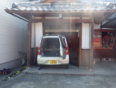 80代運転の車、民家に＝住人の女性重傷－滋賀