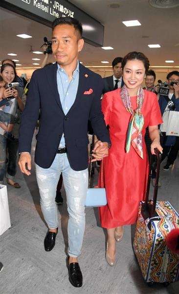 長友佑都＆平愛梨が手つなぎ帰国　妻のサポート「素晴らしいです」