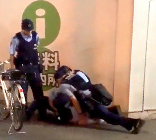 警察官が逮捕時に３回ひざ蹴り、ツイッターに動画　大阪：朝日新聞デジタル