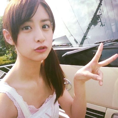 山本美月、太もも大胆あらわで「見えちゃいそう」の声も