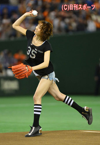 いろんなプロ野球の始球式が見たいです。