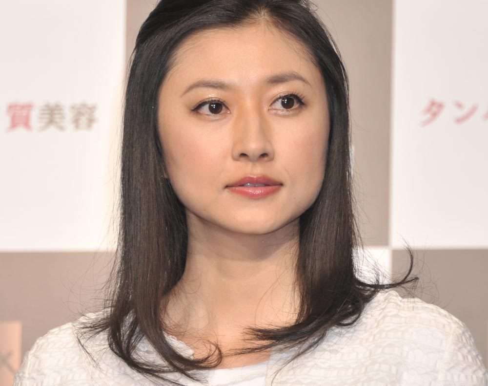 菊川怜 結婚から3週間…新婚早々「夫と同居」の意外な光景 （女性自身） - Yahoo!ニュース