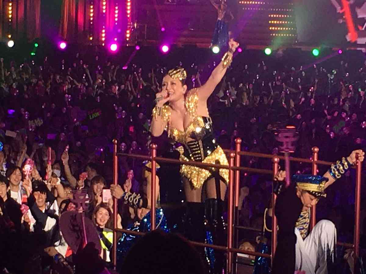 浜崎あゆみが「ノーブラで走り回る」!? SNSで