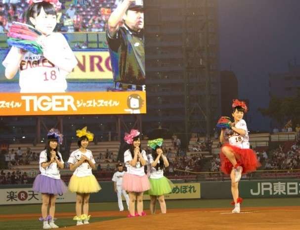 いろんなプロ野球の始球式が見たいです。
