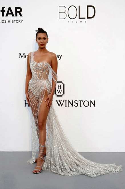 ベラ・ハディッド、美バスト＆美脚あらわでセクシー過ぎる！透けドレスが再び話題