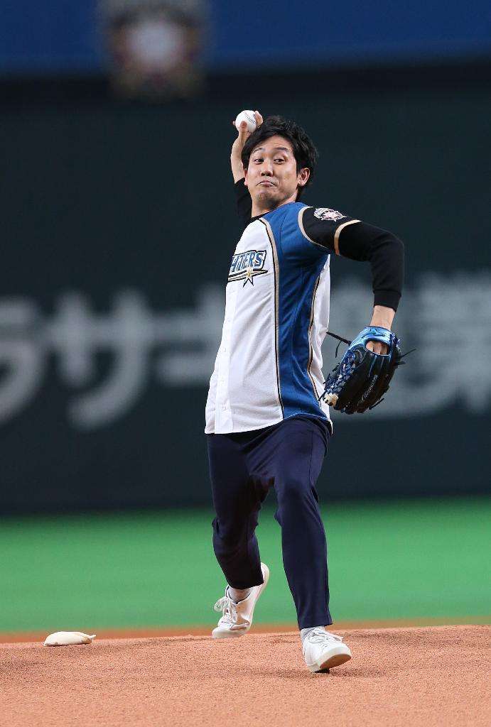いろんなプロ野球の始球式が見たいです。