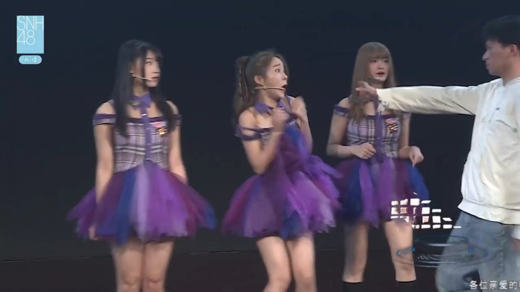 【動画】上海のアイドルSNH48の首を絞めようとする不審者男性が乱入！　会場騒然となりライブも中断に | ゴゴ通信