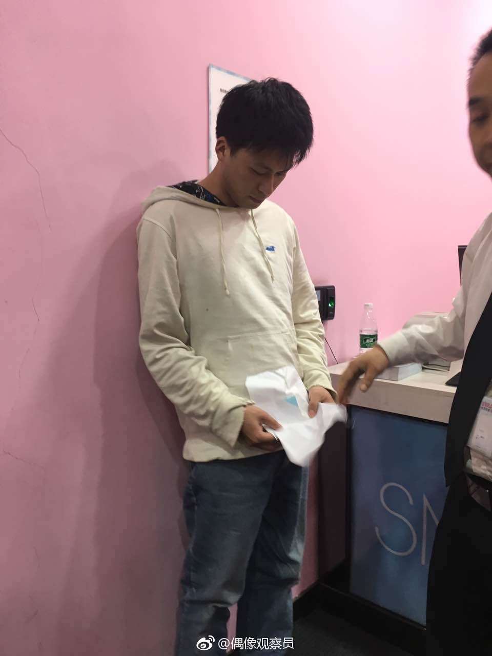 SNH48がライブ中に首を絞めようとする不審者男性が乱入！　会場騒然となりライブも中断に