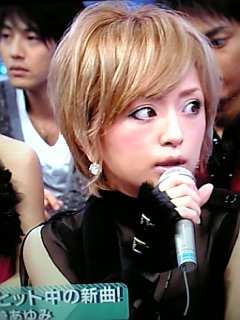 浜崎あゆみが「ノーブラで走り回る」!? SNSで