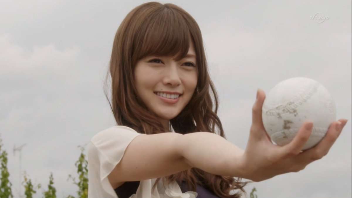 白石麻衣、超絶美脚披露で「猫になりたい！」とファン興奮　殺人スケジュールには心配の声