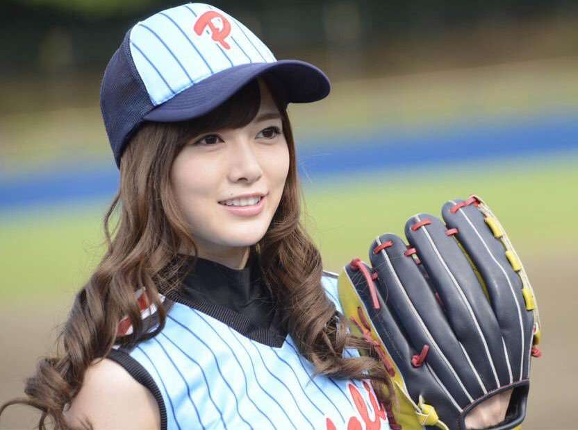 白石麻衣、超絶美脚披露で「猫になりたい！」とファン興奮　殺人スケジュールには心配の声