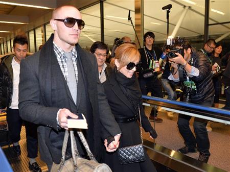 長友佑都＆平愛梨が手つなぎ帰国　妻のサポート「素晴らしいです」