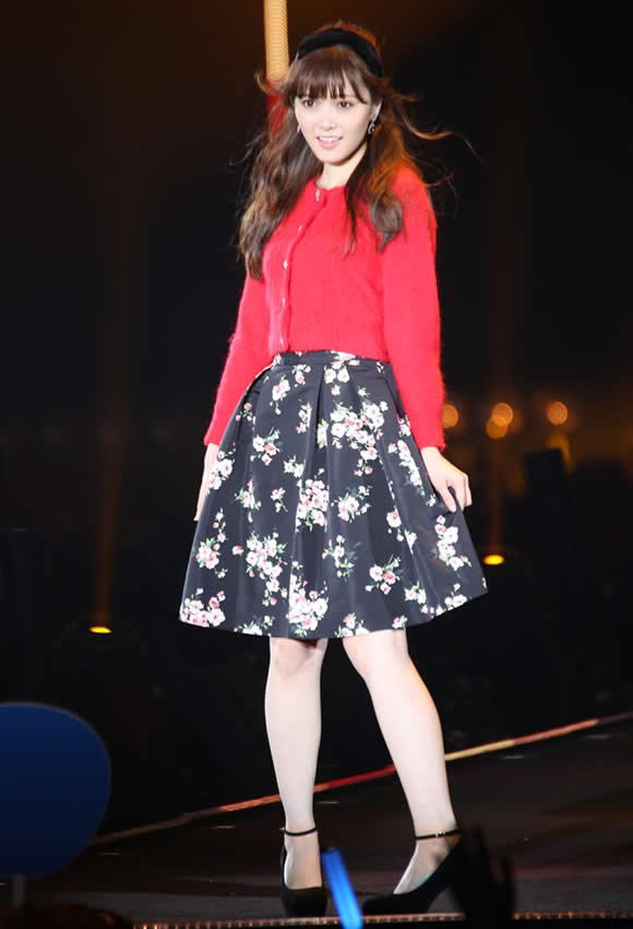 白石麻衣、超絶美脚披露で「猫になりたい！」とファン興奮　殺人スケジュールには心配の声