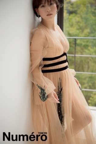 伊藤千晃、妊娠8ヶ月のマタニティビジュアル公開　女性の柔らかさと母になる強さ | ORICON NEWS