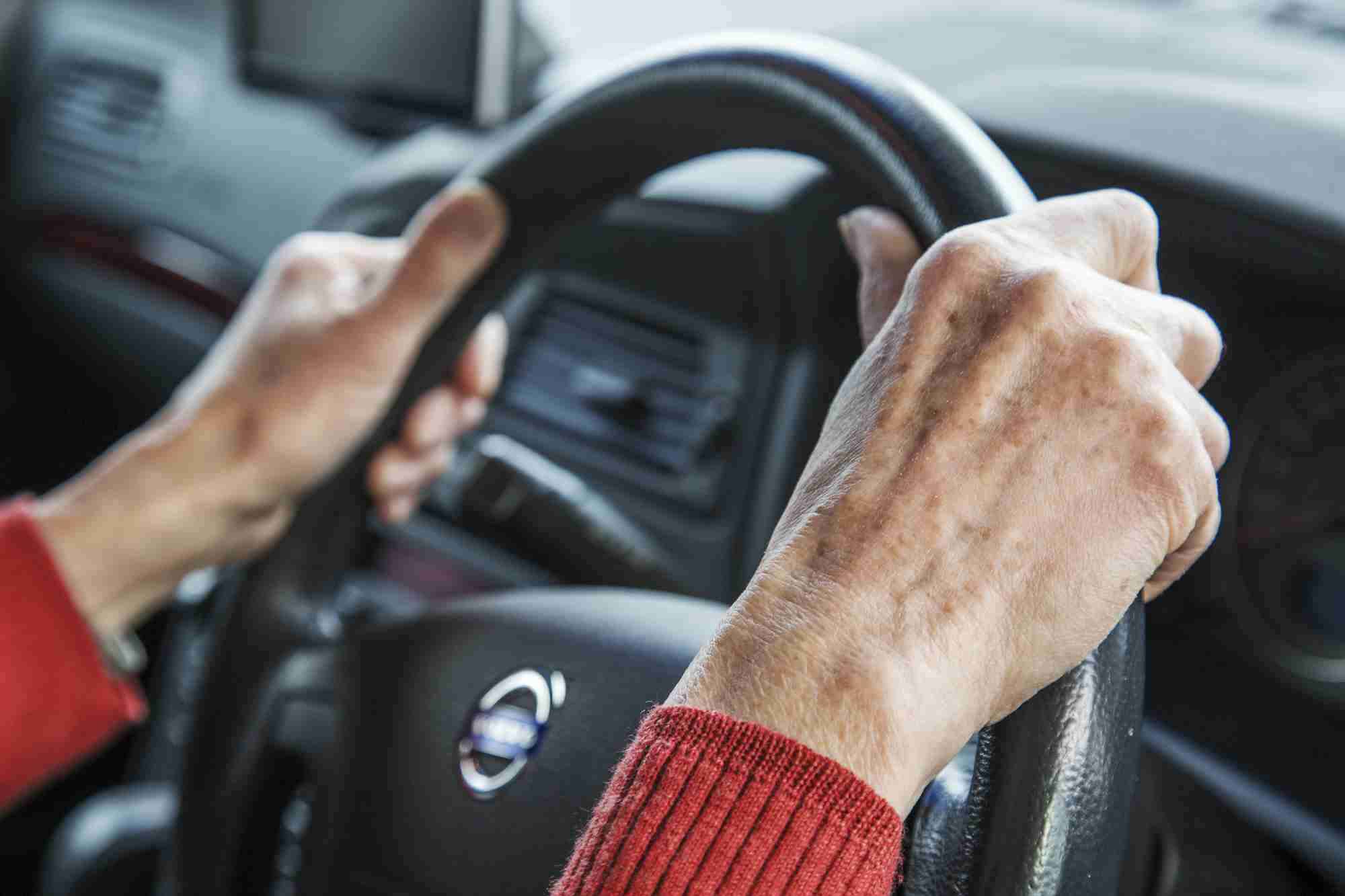 なぜハンドルを握り続けるのか＜高齢者事故＞90代、生活に車は必需　スーパー徒歩1時間