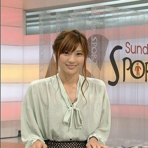 肩幅広いはずなのに着るものでそれほど広く見えない芸能人の写真