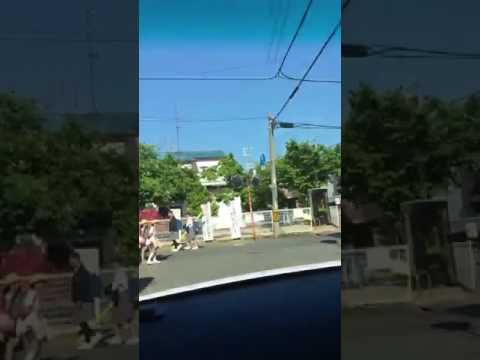 門真 通学路を車で暴走 - YouTube