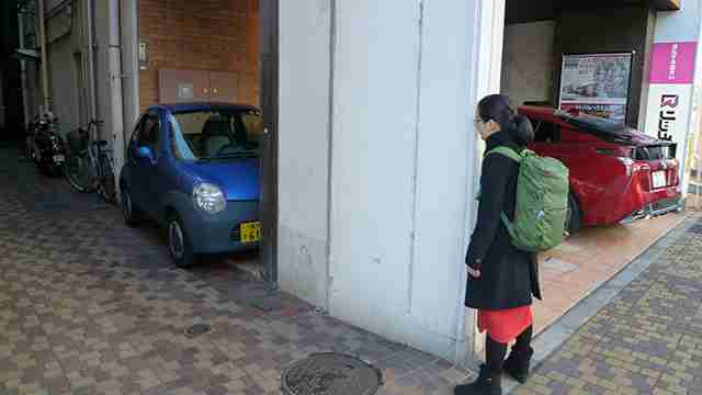 建物と柱ギリギリに挟まれている車があった - デイリーポータルZ：@nifty