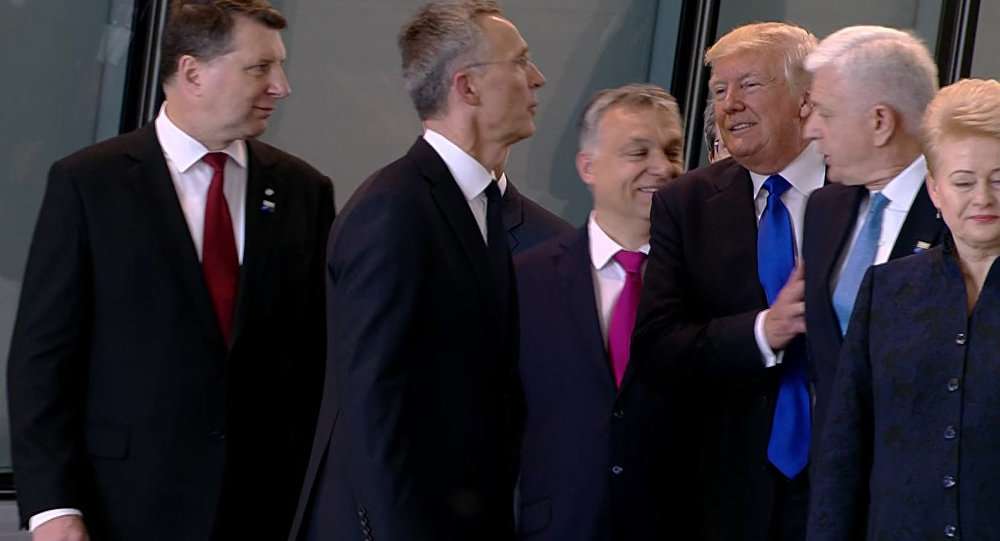 トランプ大統領、他国首相「押しのけ」非難殺到　ハリポタ作者「小さい男」