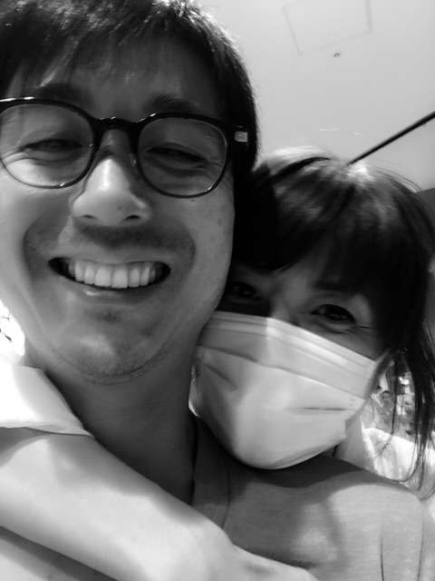 hitomi、孤独だった幼少期を告白 夫と2ショット公開で