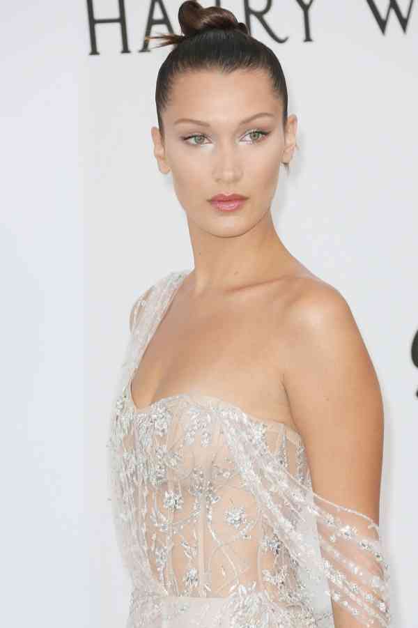 ベラ・ハディッド、美バスト＆美脚あらわでセクシー過ぎる！透けドレスが再び話題