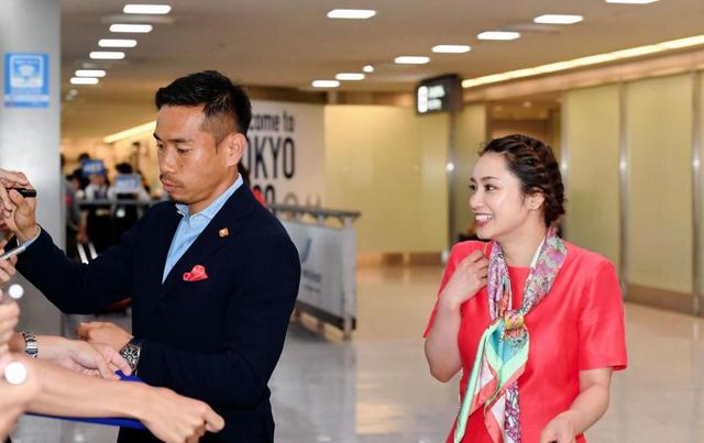 長友佑都＆平愛梨が手つなぎ帰国　妻のサポート「素晴らしいです」