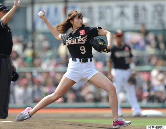 いろんなプロ野球の始球式が見たいです。