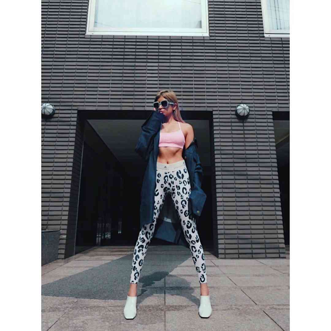 ローラ 長すぎる脚 美腹筋に注目集まる 何頭身 まるで二次元 ガールズちゃんねる Girls Channel