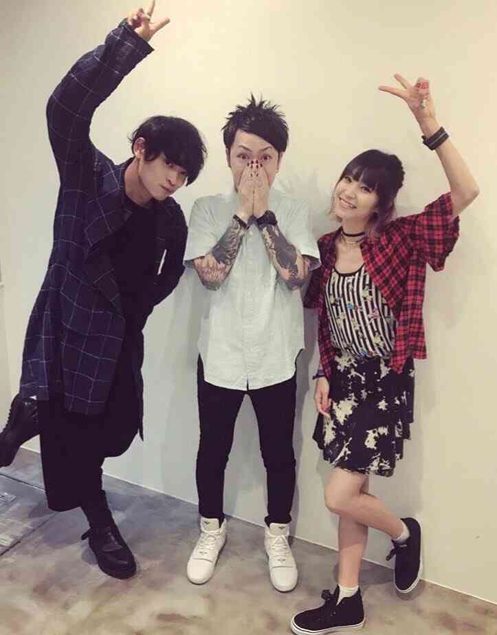 ワンオク(ONE OK ROCK) Taka、すみれとの“ご機嫌”2ショットにファン「飲み過ぎないでね～」