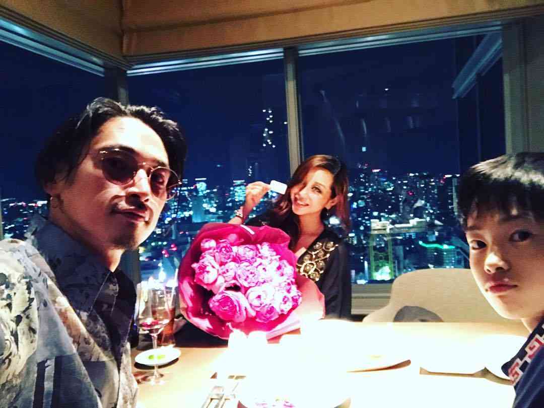 窪塚洋介、妻・PINKYの誕生日を息子と祝福　家族ショット公開