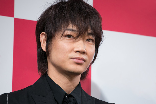 綾野剛、メガネ姿を公開「めちゃめちゃ好青年」など大絶賛の声|ニュース＆エンタメ情報『Yomerumo』